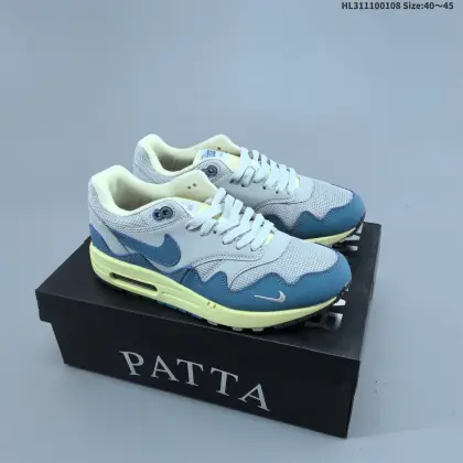 集合 耐克 Nike Air Max 1/P 男女子运动鞋缓震慢跑鞋,由 Nike 与阿姆斯特丹服饰品牌 Patta 联袂打造,将你挚爱的经典外观与荷兰品牌的反叛精神巧妙糅合.鞋款采用挡泥片、透气网眼布和华美皮革缀以波纹图案,搭载曾为运动鞋界带来锐意变革的可视 Air 缓震配置,焕新演绎传奇跑步鞋款设计.网眼布鞋面搭配皮革覆面,塑就非凡透气性,彰显出众细节设计,皮革挡泥片搭配革新“波纹”图案,增强耐穿性和支撑效果,塑就动态魅力,泡绵中底搭配 Max Air 缓震配置,赋予足底透气缓震性能,缔造舒适耐穿体验,橡胶底纹,铸就非凡抓地力,鞋舌和鞋垫饰有 PATTA 品牌标志,迷你耐克勾勾标志. 货号:DH1348-100 编码:HL311100108